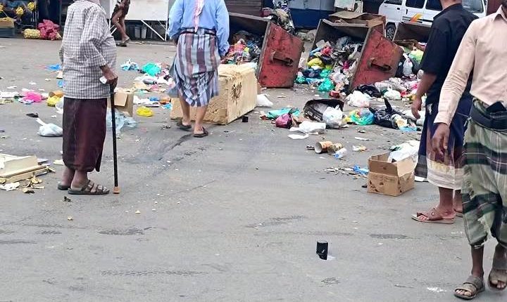 عمال-النظافة-يغلقون-شوارع-تعز-بالبراميل-والقمامة-اغتيال-افتهان-المشهري-1