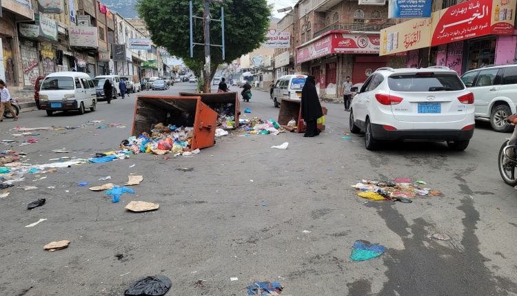 عمال-النظافة-يغلقون-شوارع-تعز-بالبراميل-والقمامة-اغتيال-افتهان-المشهري-3