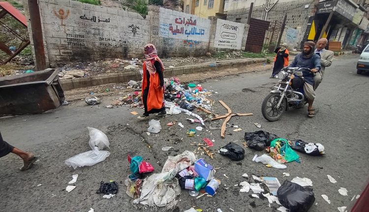 عمال-النظافة-يغلقون-شوارع-تعز-بالبراميل-والقمامة-اغتيال-افتهان-المشهري-6