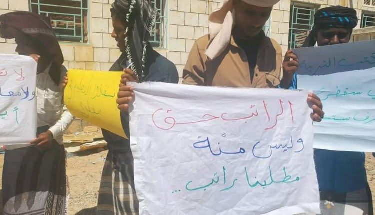 احتجاجات-المعلمين-المتعاقدين-سقطرى-5-أشهر-معاناة-معيشية-السعودية-3-1080×580